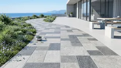 Piastrelle e gres non sono più lo standard: oggi i camminamenti usano rivestimenti antiscivolo e senza crepe