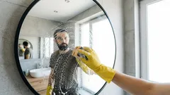 Come pulire lo specchio del bagno senza lasciare aloni: prova questo rimedio casalingo