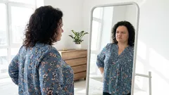 «Sto invecchiando»: la frase che ostacola il dimagrimento più dell’età stessa. Ecco perché