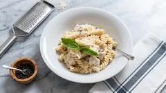 Pasta con filetto di pollo in salsa cremosa al formaggio: pronta in 30 minuti